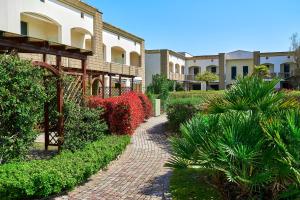 einen Backsteinsteg vor einem Gebäude in der Unterkunft Caorle Oasis Beach House - Host Solution in Caorle