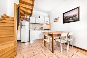 eine Küche und ein Esszimmer mit Tisch und Stühlen in der Unterkunft Caorle Oasis Beach House - Host Solution in Caorle + 37 Fotos
