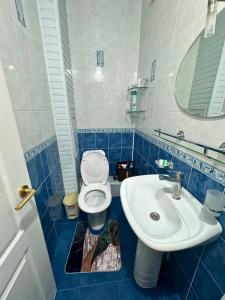 Ένα μπάνιο στο Large Appartment & Central Place +8 φωτογραφίες
