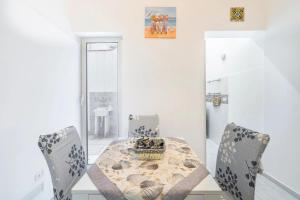 Un comedor con una mesa y dos sillas. en Dafne home, en Siracusa 21 fotos más