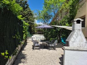 Κήπος έξω από το Cool basement studio in hosts house with private terrace and BBQ