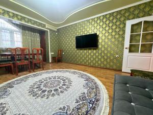 Μια τηλεόραση ή/και κέντρο ψυχαγωγίας στο Large Appartment & Central Place