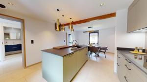 a kitchen and dining room with a dining table at Mon petit chez soi en Alsace in Rountzenheim +9 photos