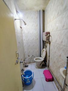 德瓦尔卡hotel shiv的带马桶和水槽的浴室