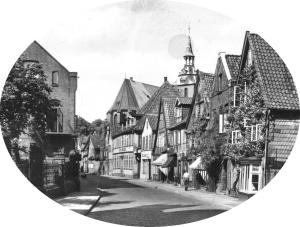 une photo en noir et blanc d'une rue de la ville avec des bâtiments dans l'établissement Altstadtloft Lüneburg, à Lunebourg