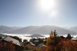 Una vista de una ciudad con montañas al fondo. en Chalet Alpage, en Anzère