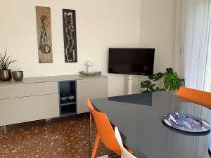 TV a/nebo společenská místnost v ubytování Dove il tramonto incontra il mare, attico panoramico a due passi dalla spiaggia