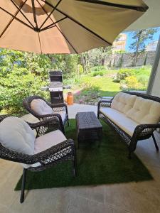 Ein Sitzbereich in der Unterkunft Novi Escape 2 Beachfront 4 Star Apartment