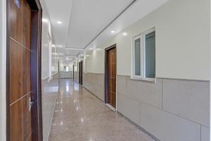 Fotografie z fotogalerie ubytování Collection O Raksha Inn Near PVR Ansal Plaza Greater Noida v destinaci Indirapuram