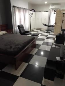 Postel nebo postele na pokoji v ubytování Karima City - Krispol City Comfort