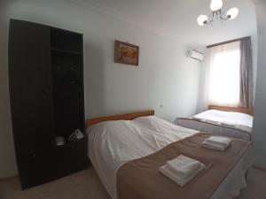 Letto o letti in una camera di Гостевой дом при кафе оазис