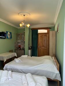 Letto o letti in una camera di Гостевой дом при кафе оазис