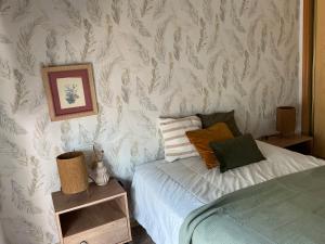 sypialnia z łóżkiem i ścianą pokrytą tapetą w obiekcie Apto Calpe con piscina. No uses coche vacaciones. w mieście Calpe