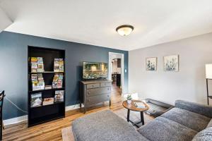 een woonkamer met een bank en een tv bij Hudson Ave Loft in Sturgeon Bay