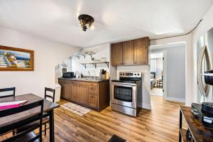 een keuken met roestvrijstalen apparatuur en houten kasten bij Hudson Ave Loft in Sturgeon Bay