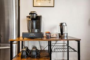 een tafel met daarop een blender en een koffiezetapparaat bij Hudson Ave Loft in Sturgeon Bay +18 foto's
