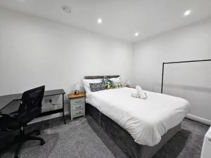 a bedroom with a bed and a desk and a chair at 2 Bedroom Flat in Belfast in Belfast +3 photos