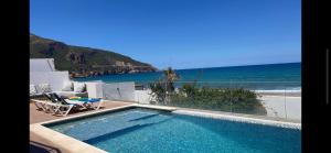 TipazaVilla Dar Lefrah的可以看到海滩景色的游泳池