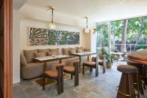 Posezení v ubytování Courtyard by Marriott Waikiki Beach
