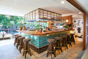 Bazén v ubytování Courtyard by Marriott Waikiki Beach nebo v jeho okolí