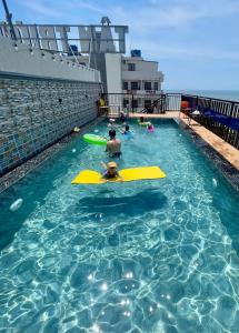 a group of people in a swimming pool at Khách sạn Tân Trường Sơn in Sầm Sơn