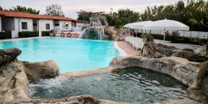 Bazén v ubytování Residence Arco delle Rose nebo v jeho okolí
