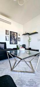 Posezení v ubytování Top Floor with Sea View, Clim and Veranda