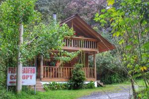 巴尼奥斯Hospedaje Puntzán的小屋前方有标志的小木屋