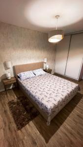 Ένα ή περισσότερα κρεβάτια σε δωμάτιο στο Apartament na Jadwigi