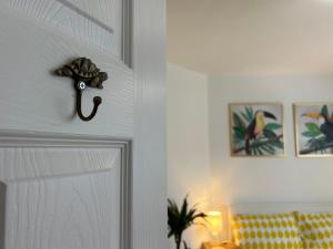 a room with a door with a hat on it at Urban Escape Entire Apartment Near Uni and Hospital in Southampton