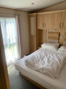 Ένα ή περισσότερα κρεβάτια σε δωμάτιο στο Caravan by the Sea B48 +13 φωτογραφίες