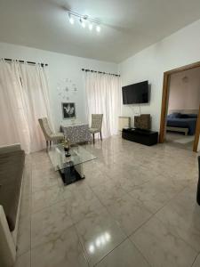 a living room with a couch and a tv at Rory House in Pontecorvo
