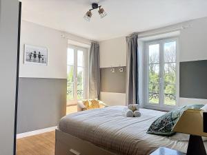 una camera da letto con un letto grande e una finestra di La Fraisnaie Omaha Beach a Saint-Laurent-sur-Mer