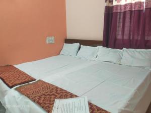 Letto o letti in una camera di Saurabh Guest House, Akkalkot