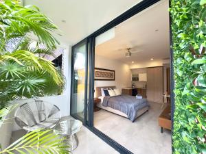 una camera da letto con un letto e una finestra di The City Condos by Menesse a Playa del Carmen Altre 37 foto