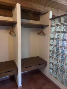 Palanda nebo palandy na pokoji v ubytování Casas Rurales el Cerrete de Haro