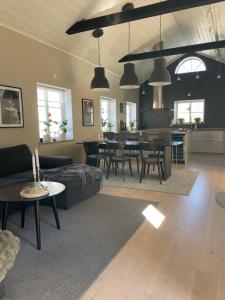 胡迪克斯瓦尔Östra Tull的客厅里有一张沙发和一张桌子。