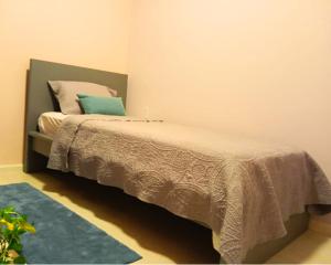 Un dormitorio con una cama con una manta encima. en Dolfijn Studios, en Paramaribo