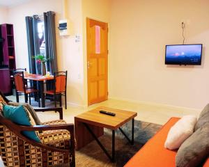 una sala de estar con un sofá y una mesa en Dolfijn Studios, en Paramaribo