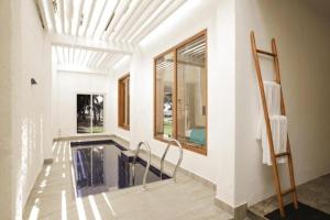 Bazén v ubytování Hibiscus Beach Hotel & Villas nebo v jeho okolí
