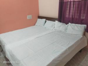 Letto o letti in una camera di Saurabh Guest House, Akkalkot