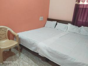 Letto o letti in una camera di Saurabh Guest House, Akkalkot