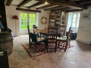 ル・パレにあるMaison à Belle Ile en merの木製のテーブルと椅子のあるダイニングルーム