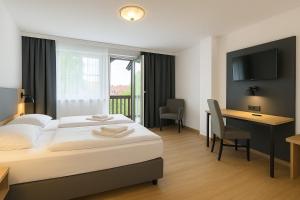 Postel nebo postele na pokoji v ubytování A8 Hotel im Darchinger Hof Bed & Breakfast - Zwischen Holzkirchen und Weyarn - Zwischen München Salzburg und Innsbruck - Kurz vor dem Irschenberg