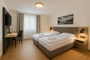 Postel nebo postele na pokoji v ubytování A8 Hotel im Darchinger Hof Bed & Breakfast - Zwischen Holzkirchen und Weyarn - Zwischen München Salzburg und Innsbruck - Kurz vor dem Irschenberg