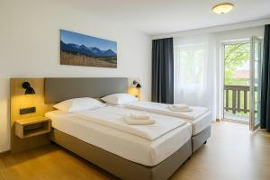 Postel nebo postele na pokoji v ubytování A8 Hotel im Darchinger Hof Bed & Breakfast - Zwischen Holzkirchen und Weyarn - Zwischen München Salzburg und Innsbruck - Kurz vor dem Irschenberg
