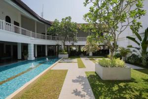 Bazén v ubytování Hibiscus Beach Hotel & Villas nebo v jeho okolí