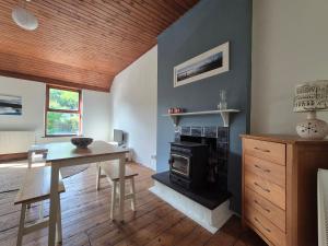 Η κουζίνα ή μικρή κουζίνα στο Three bedroom central Newport, Pembrokeshire