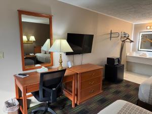 a hotel room with a desk and a mirror at South Shore Inn in Sandusky