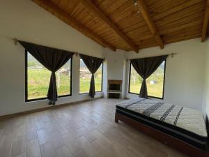 Katil atau katil-katil dalam bilik di Los saucos retreat